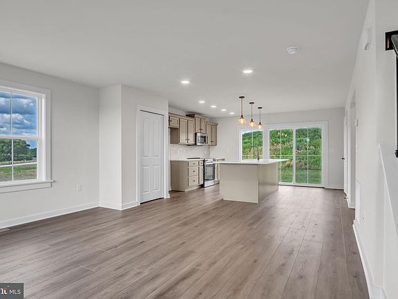 5th image of 8 Melrose Ln