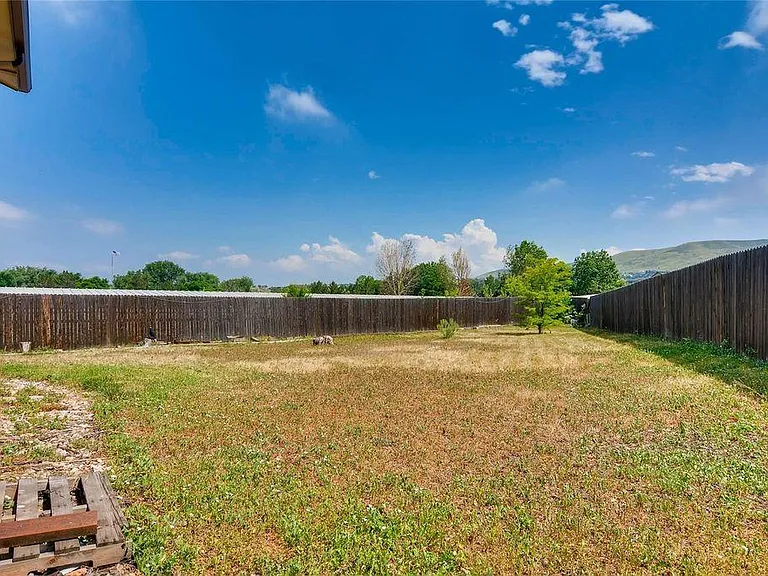822 Torrey St — Photo 9