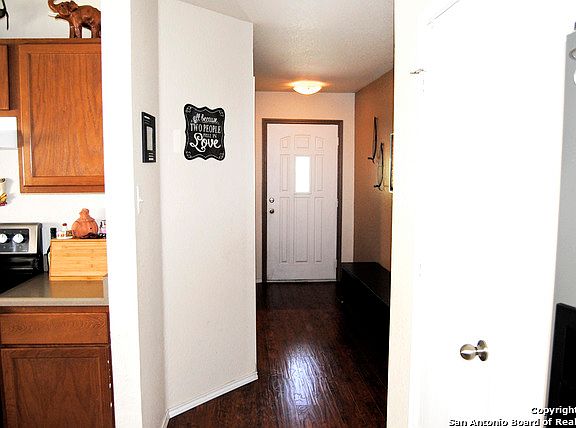 4th image of 5838 Sherbrooke Oak