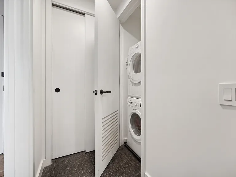 547 W 47th St #718 — Photo 9