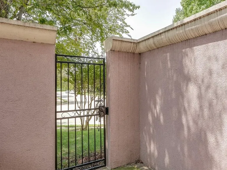615 Regency Dr — Photo 16