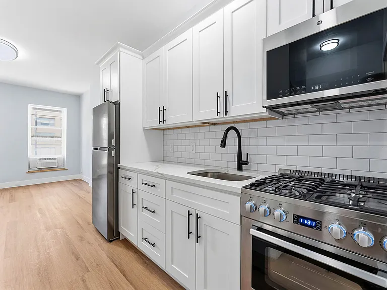 401 E 63rd St #14 — Photo 5