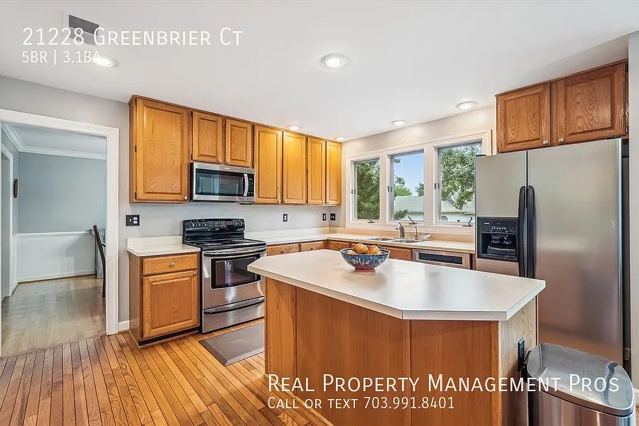 Beautifully Maintained 5-Bedroom Home in Sought-After Ashburn Farm! — Photo 3