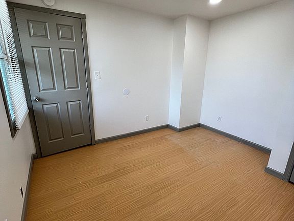 5th image of 219 Walnut St