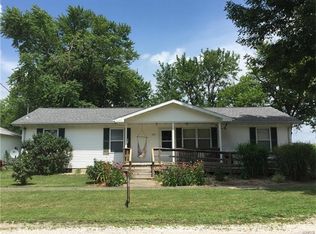 412 E Madison St, Farina, IL 62838
