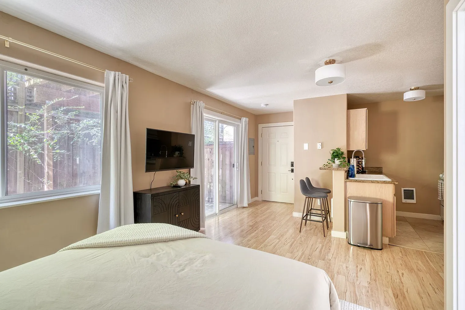 Studio, 1.0 bath, 398 sqft, $2,104 — Photo 1