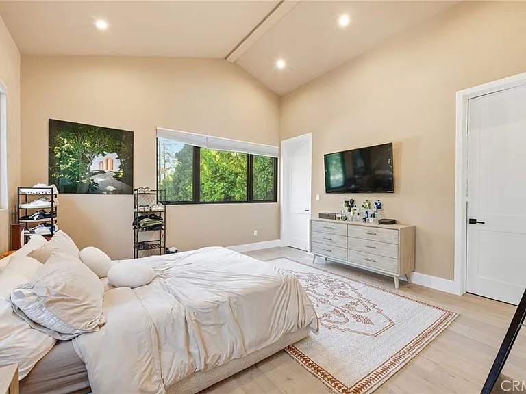13135 Chandler Blvd — Photo 31