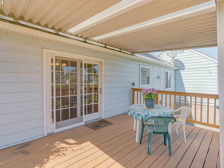 1335 Windsor Dr — Photo 16
