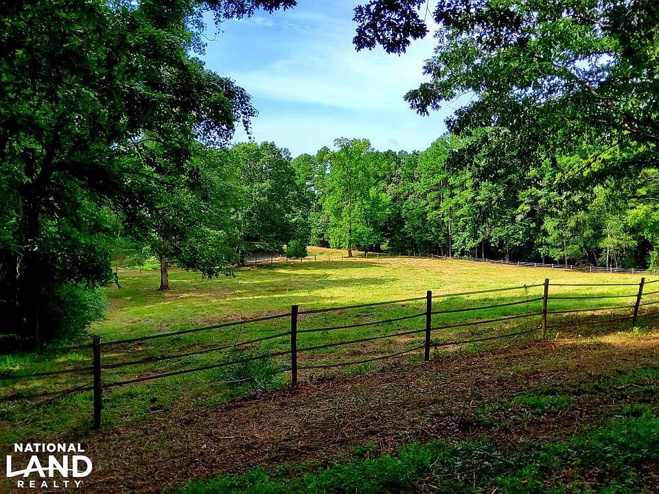 Upper and lower turn out pleasure pastures are fully fenced.