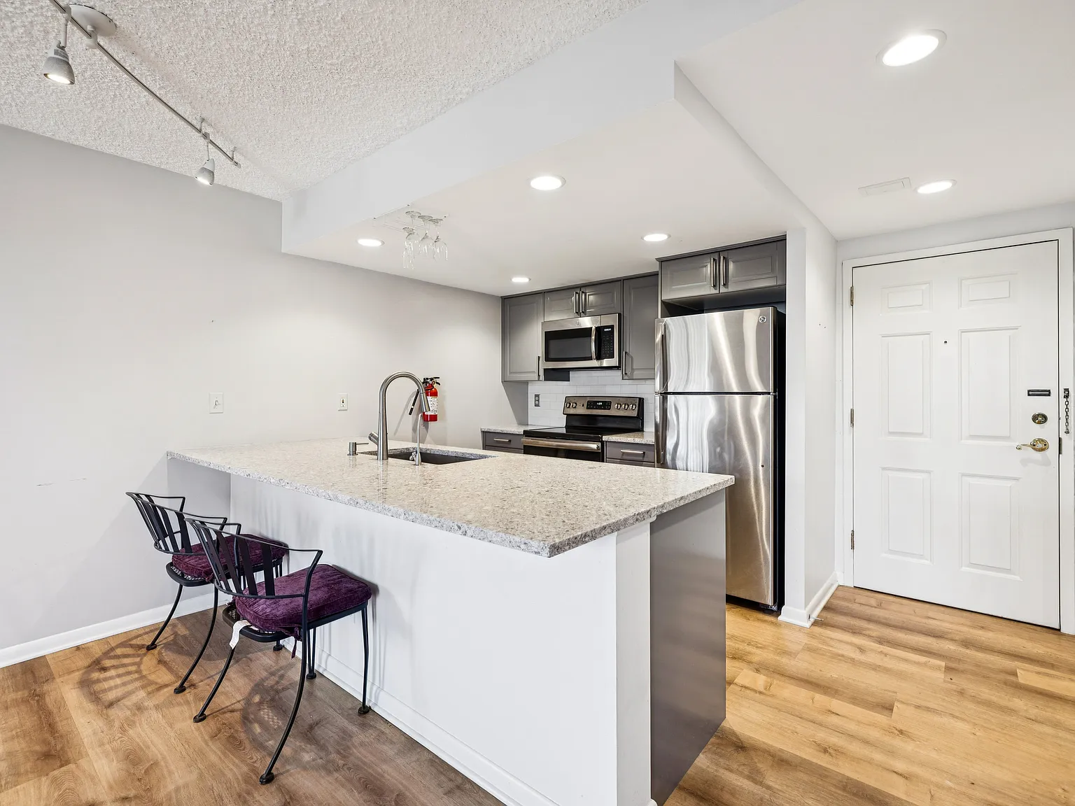 2 bed, 900 sqft, $2,600 — Photo 3