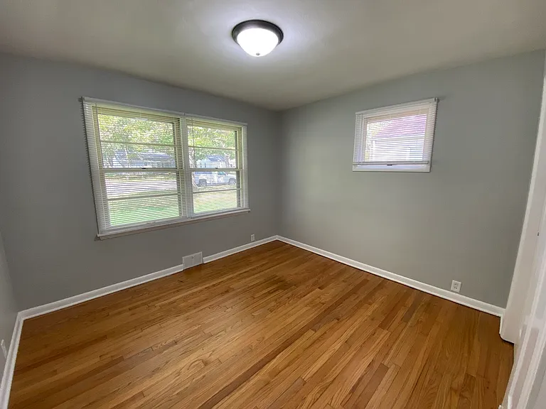 907 E Florida Ave — Photo 8