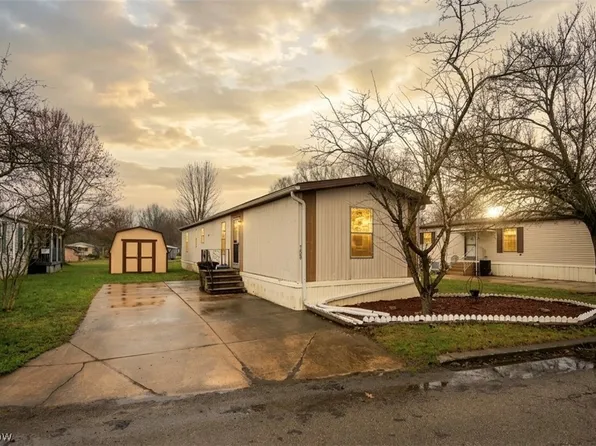 708 Country Pines Dr, Warren, OH 44481