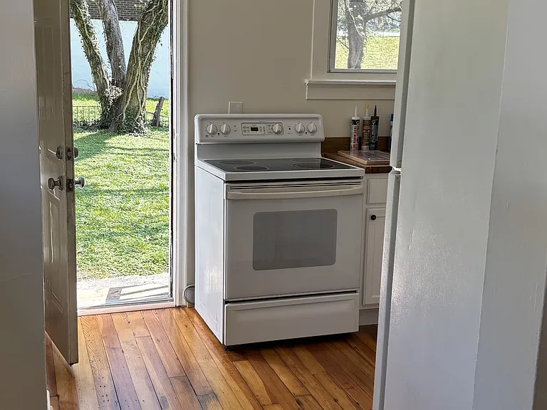 330 Lilienthal St — Photo 1
