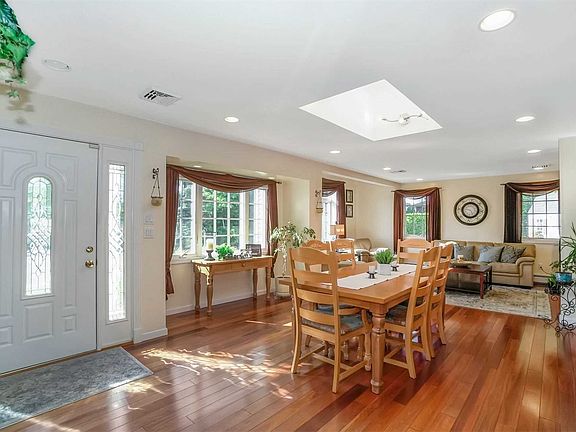 5th image of 7 Greyrock Ct
