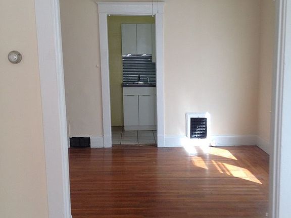 5th image of 3044 Woodburn Ave APT 1