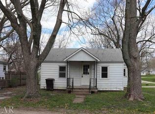 915 W North St, Clinton, IL 61727