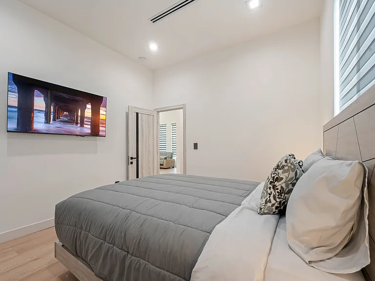 13516 Hamlin St — Photo 31
