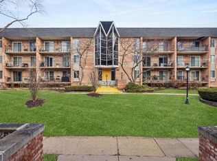 1041 N Mill St APT 307, Naperville, IL 60563