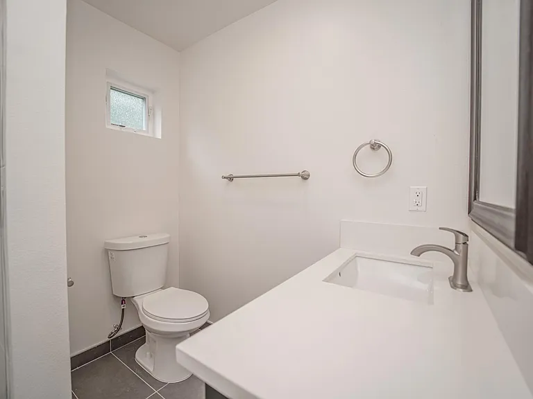1323 1/2 Bates Ave — Photo 17