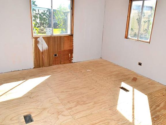 4th image of 725 Mahogany Dr