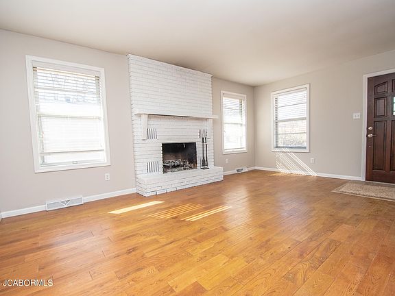 3rd image of 2402 Willow Dr