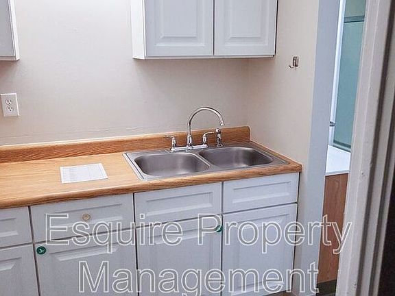 5th image of 990 Ashland Ave APT 8