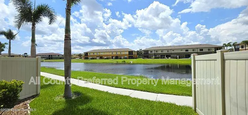 3 bed, 3.0 bath, 1495 sqft, $2,225 — Photo 2