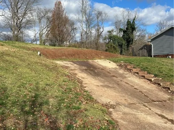 5318 Stranahan Dr, Cross Lanes, WV 25313