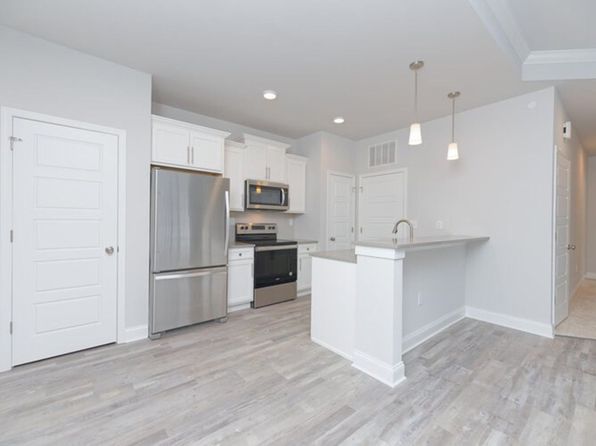 102 W Creek Ln