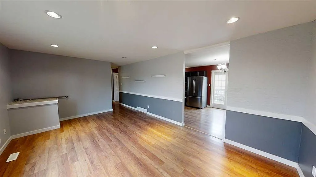 5 bed, 2.5 bath, 1298 sqft, $2,400 — Photo 3