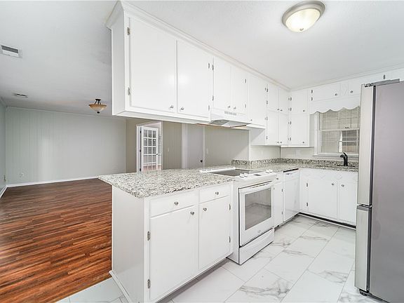 2nd image of 907 Euclid Ave