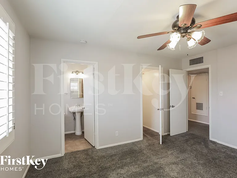 1357 W Sells Dr — Photo 6