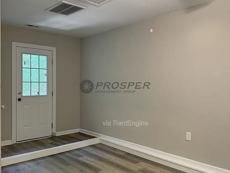 1047 Oakcrest Dr — Photo 10