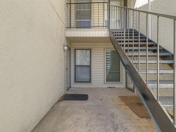 4th image of 827 Red Bird Ln APT B