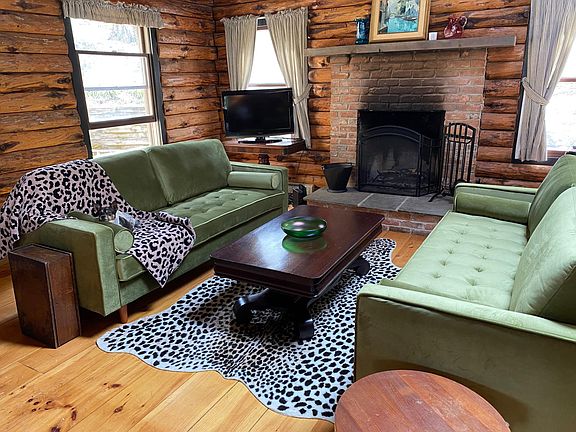 Cozy luxe living room with fireplace and streaming TV w/500 MBPS speed.