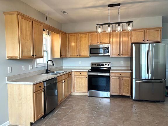 3rd image of 407 Triton Ln
