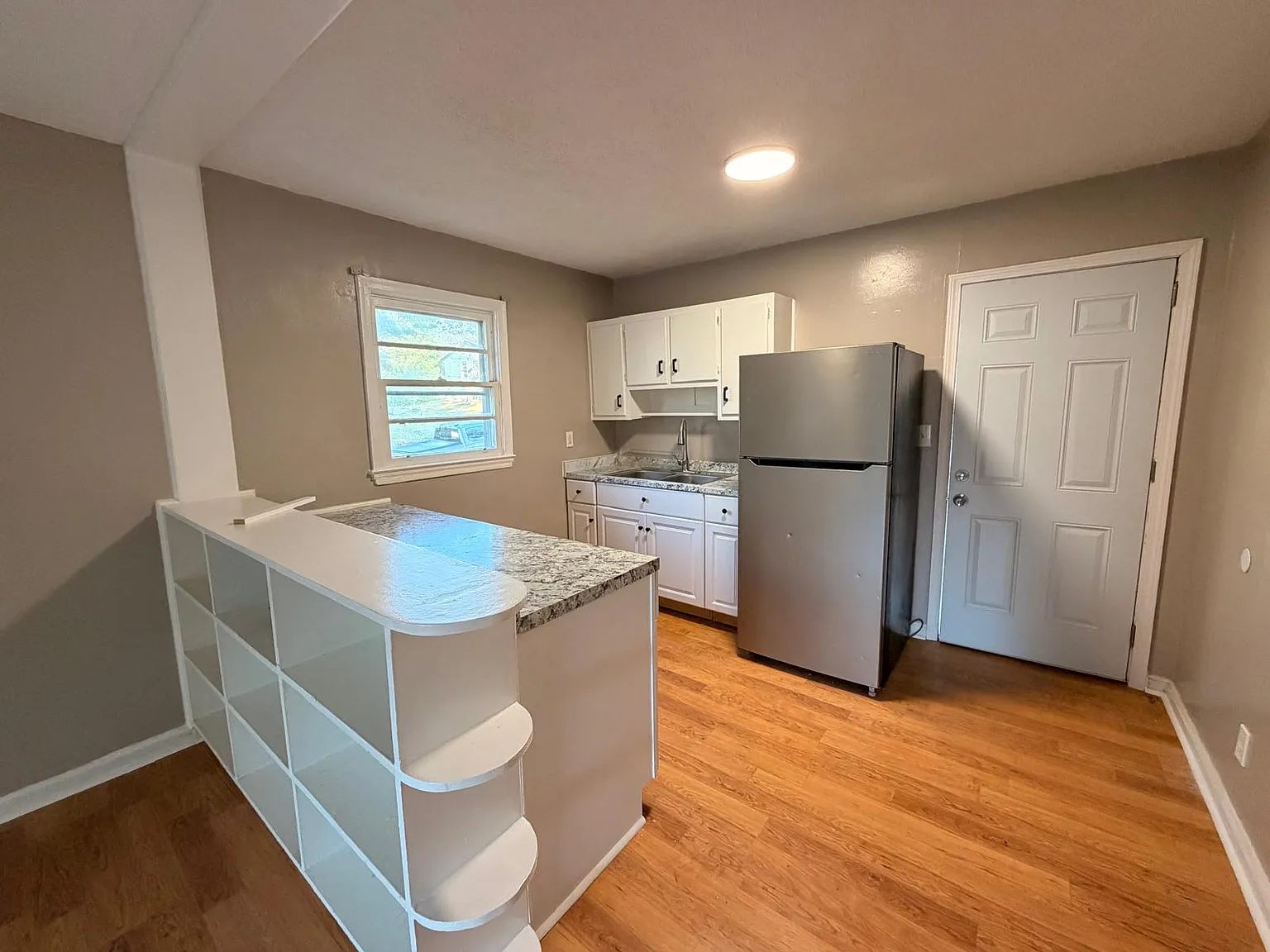 2 bed, 928 sqft, $950 — Photo 2