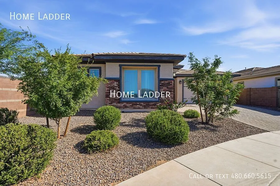 Stunning 5 Bedroom Home with Private Casita, Office & 3-Car Garage in La Mira — Photo 3