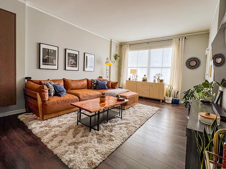 65" Samsung smart TV, luxurious Inside Weather sectional, and many more furnishings. Enjoy the views of downtown!
