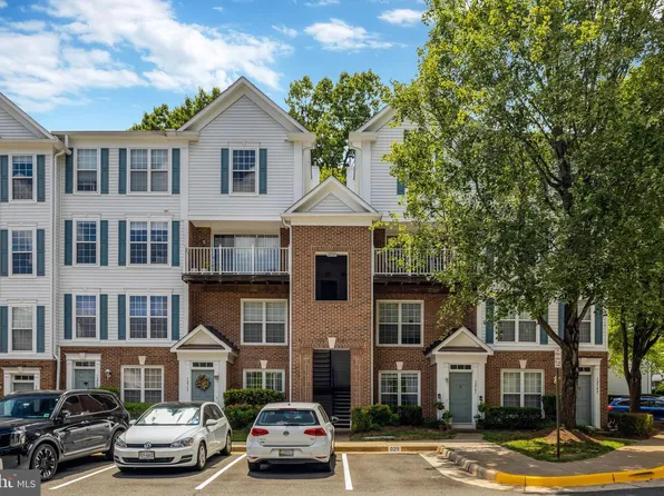 12739 Fair Crest Ct APT 302, Fairfax, VA 22033