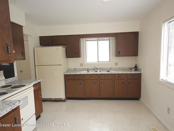 2nd image of 414 Hathaway St