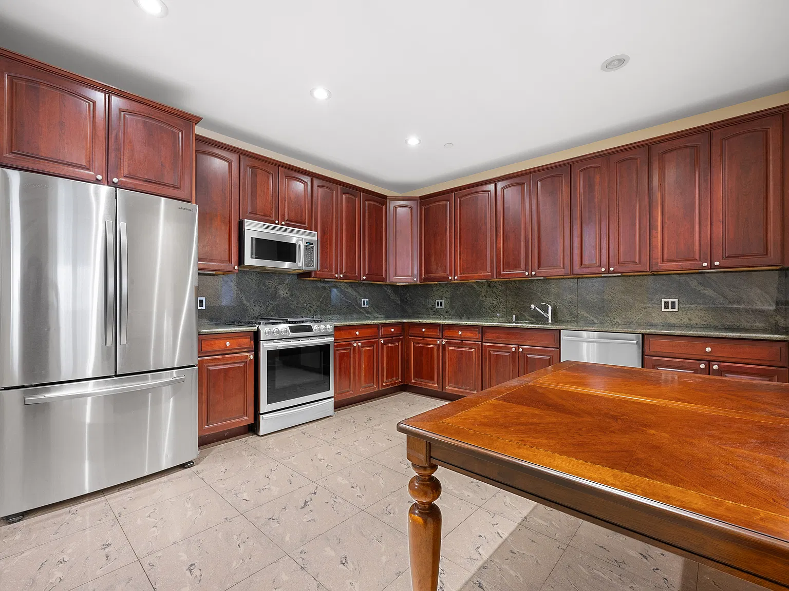 3 bed, 2.5 bath, 1367 sqft, $4,500 — Photo 4