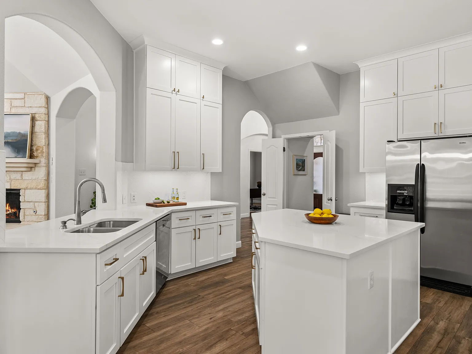 4 bed, 3.5 bath, 3487 sqft, $6,000 — Photo 2