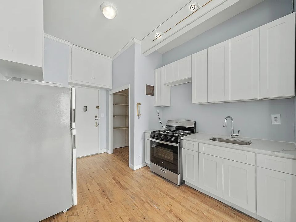 2nd image of 215 W 101st St APT 9H