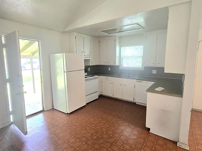 204 Richards St — Photo 2