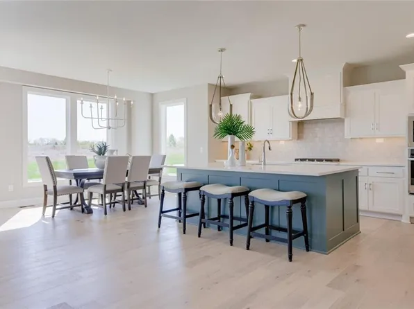 15844 Roe Ave, Overland Park, KS 66224