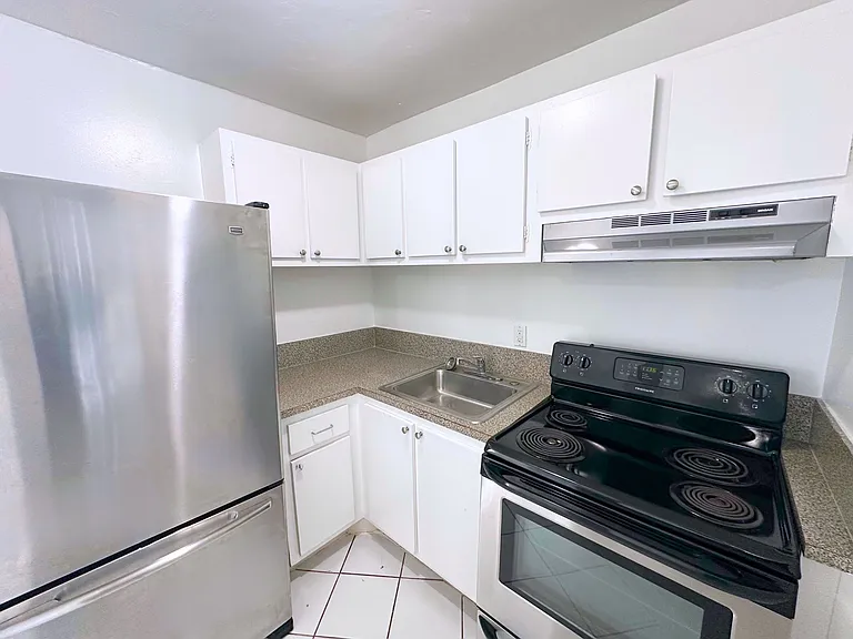 519 W Kalmia Dr — Photo 4