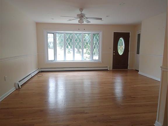 2nd image of 18 Merriewold Ln N
