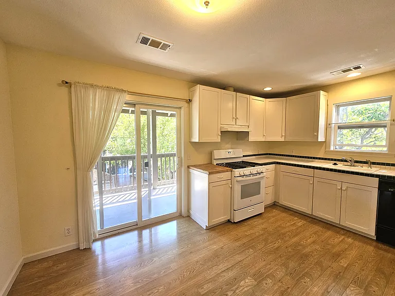 8 B St #1 — Photo 3