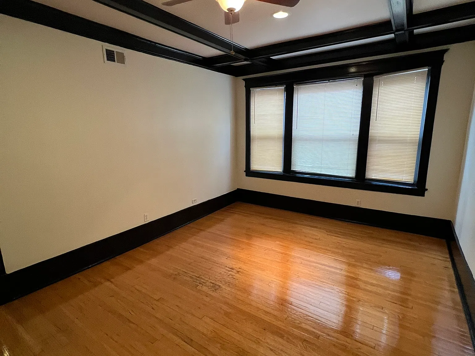 1 bed, 900 sqft, $1,150 — Photo 2